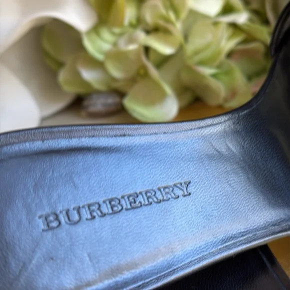 NWOT! Burberry Slide Sandals in Black Leather - Picture 10 of 14